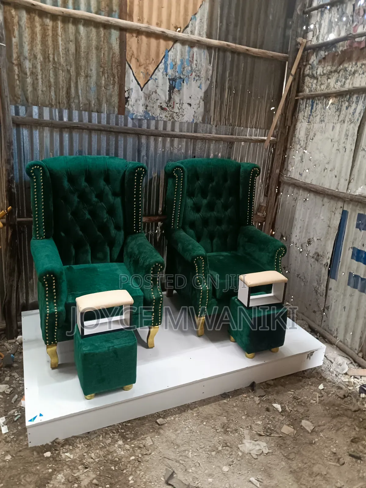Pedicure Seats, Poufs an Stepping Stools.