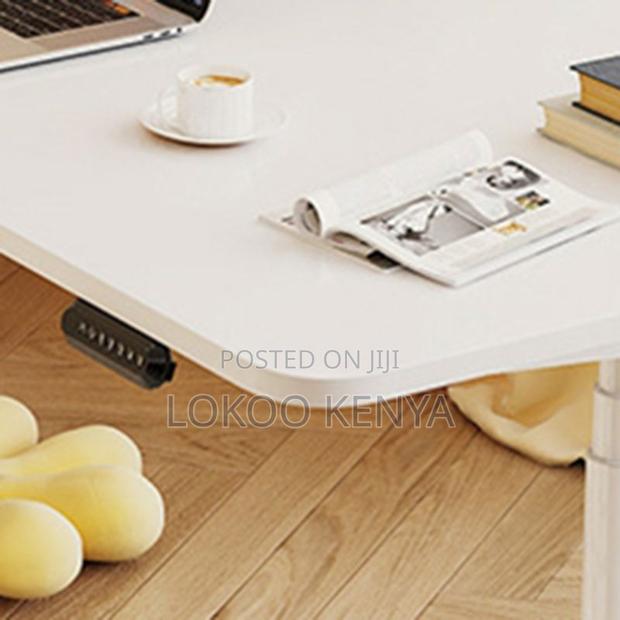 Office Desk: Manually Adjustable Office Desk