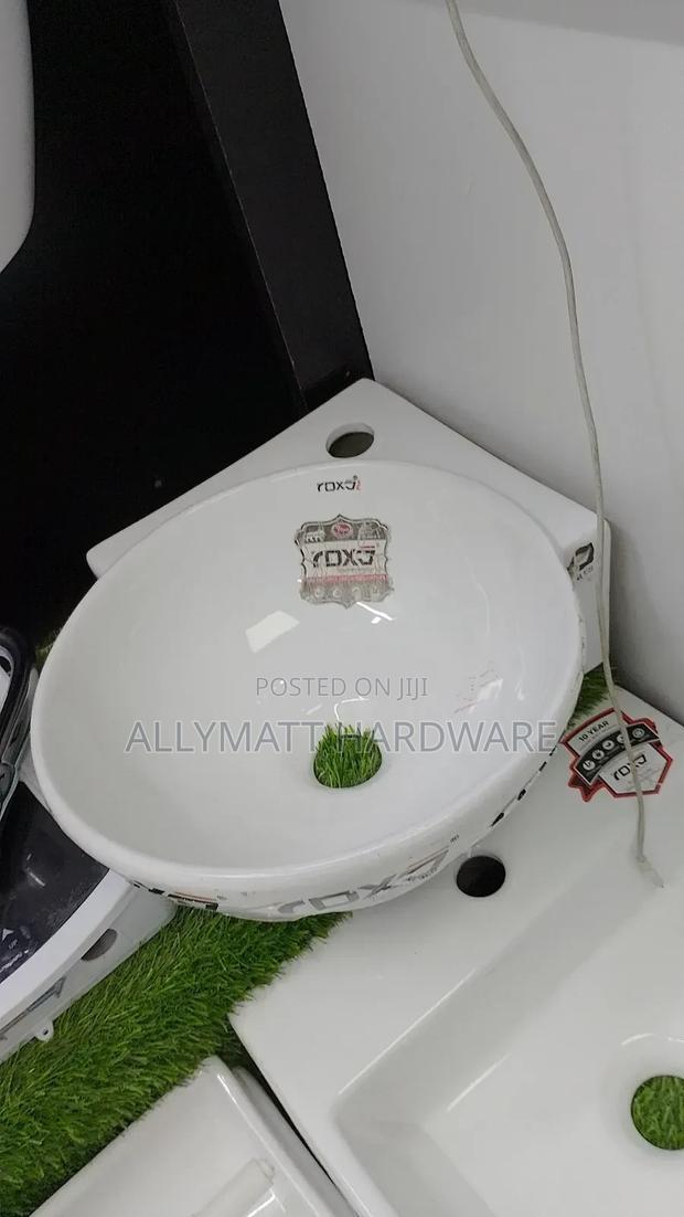 Unique 90 Degrees Corner Basin - main view