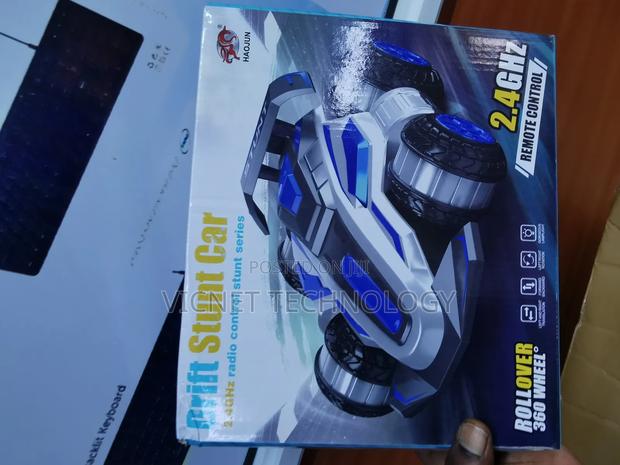 2.4ghz Remote Control STUNT CAR - thumbnail 2