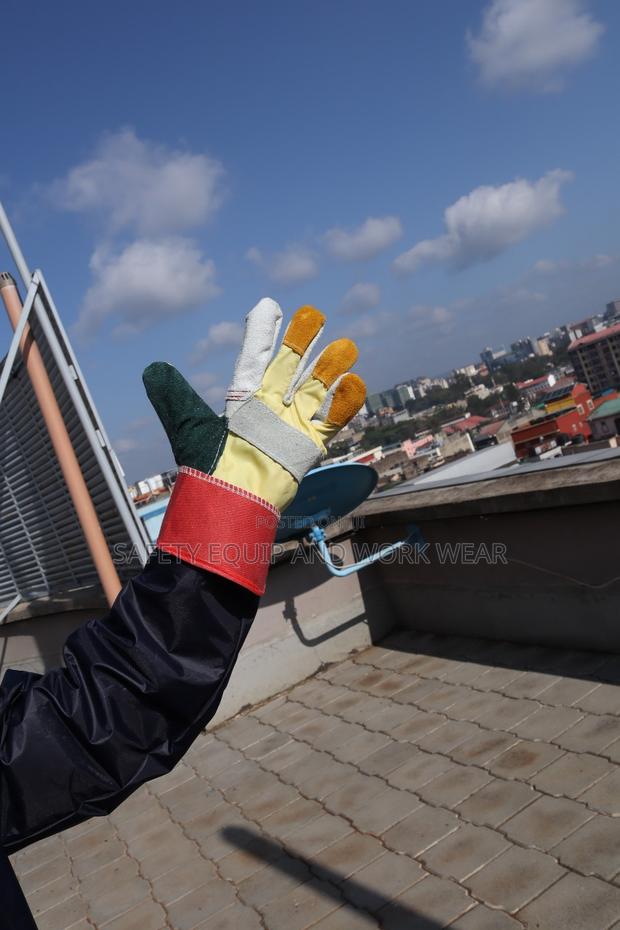 Short Leather Gloves With A Great Grip - main view