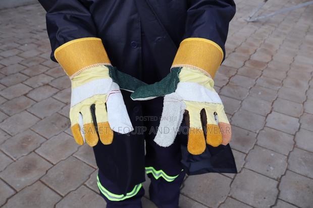 Leather Gloves With Keystone Thumb Design - main view