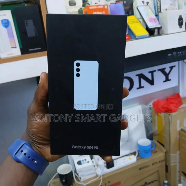 New Samsung Galaxy S24 FE 256 GB Blue - main view