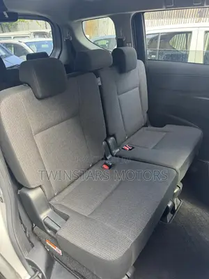 Toyota Sienta 1.5 Hybrid FWD 2019 Silver