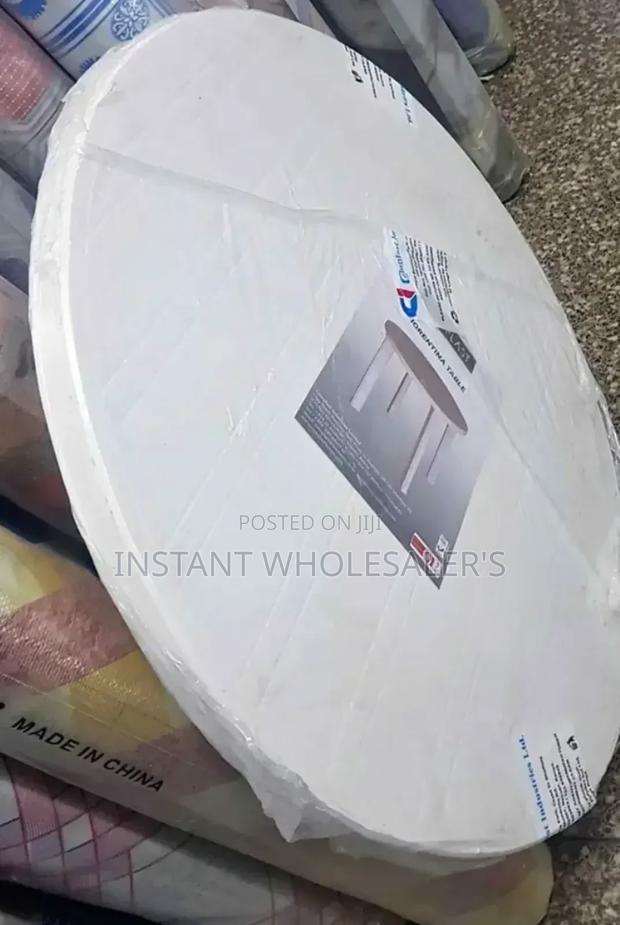 Round Plastic Tables
