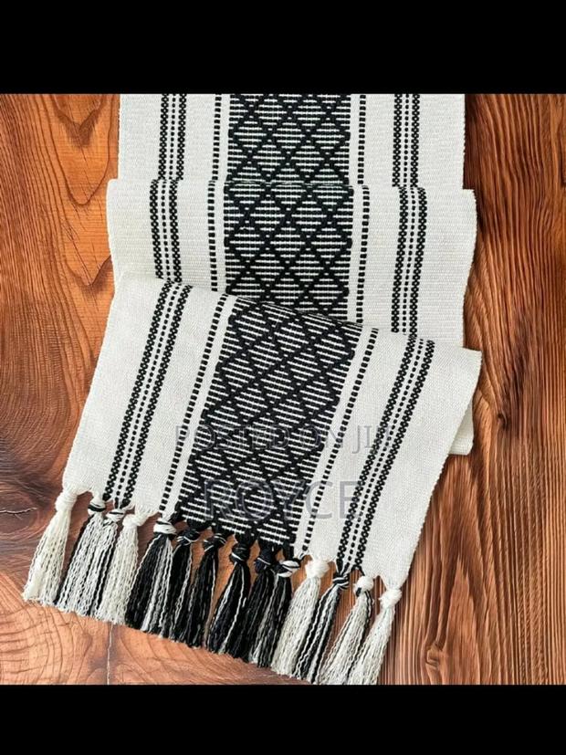 Woven Table Runner With Tassels + 6 Mats - thumbnail 2