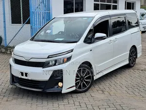 Toyota Esquire 2018 Off white