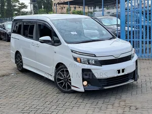 Toyota Esquire 2018 Off white
