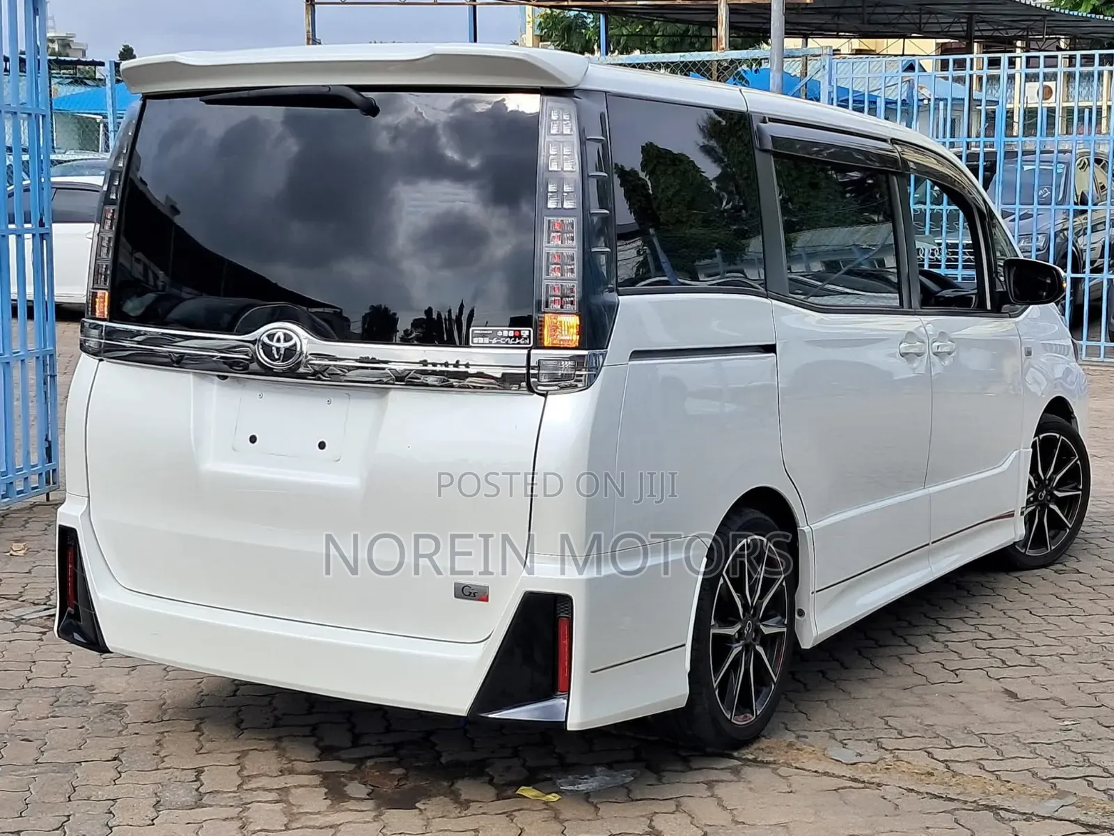 Toyota Esquire 2018 Off white