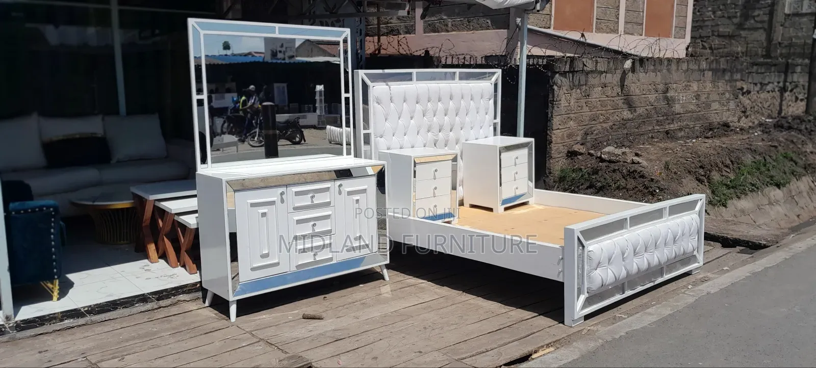5x6 Bed With Glass Decor