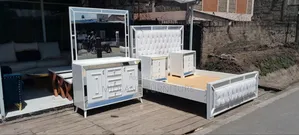 5x6 Bed With Glass Decor