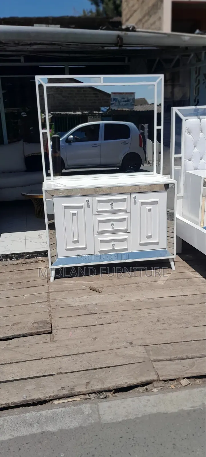 5x6 Bed With Glass Decor