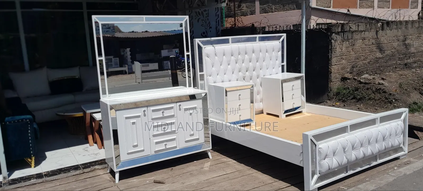5x6 Bed With Glass Decor