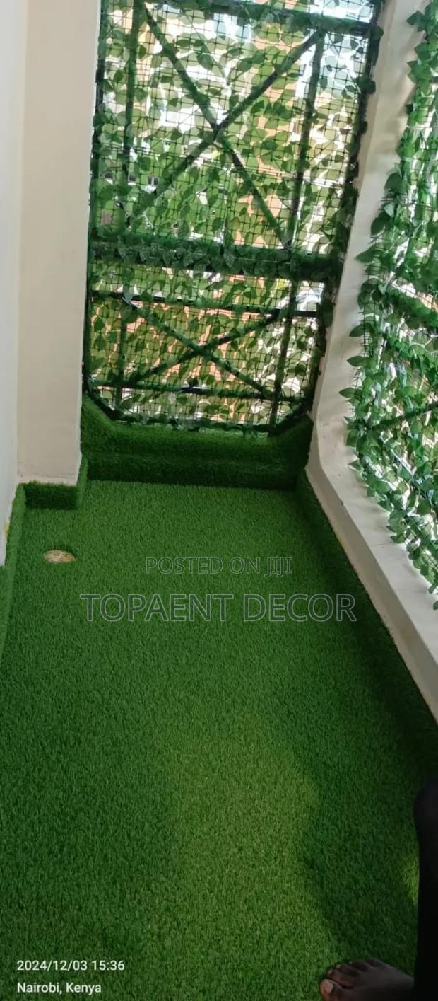Balcony Green Privacy Fence and Grass Carpet - main view