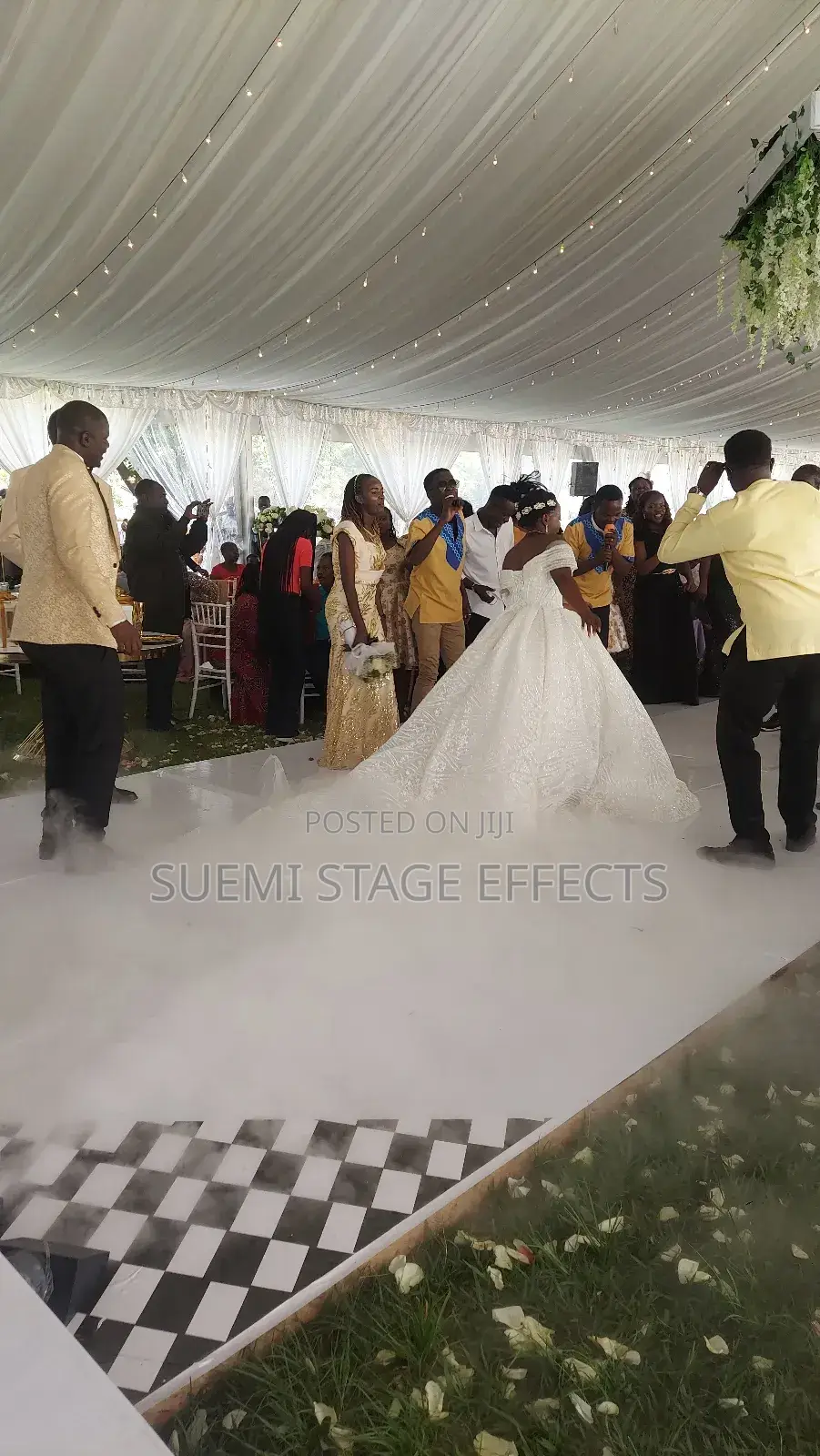 Dreamy Atmosphere With Low Fog Machine for Weddings