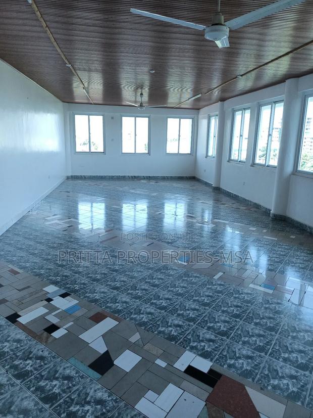 To Let Modern Office Spaces With Security - thumbnail 3