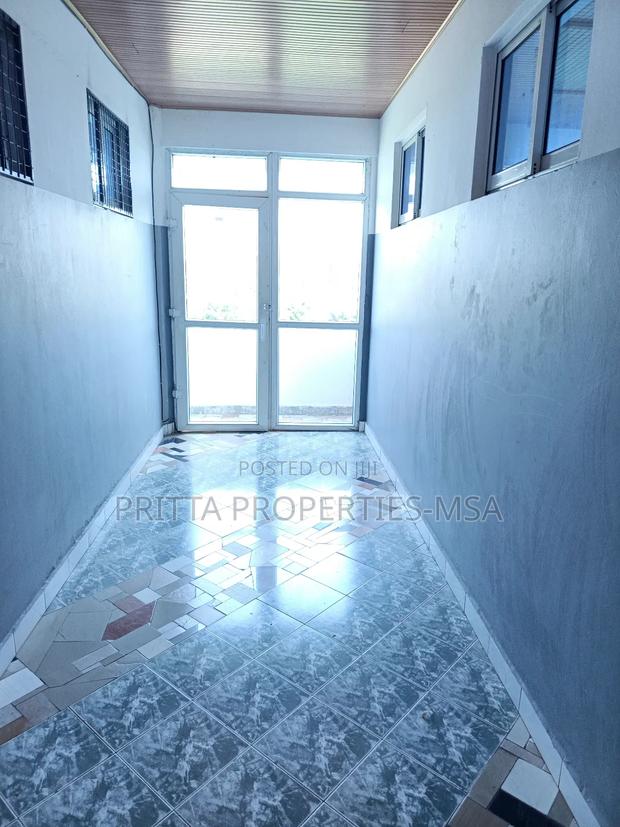 To Let Modern Office Spaces With Security - thumbnail 4