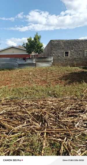 1/4 Plot Maili Nne With Title Touching Feeder Tarmac