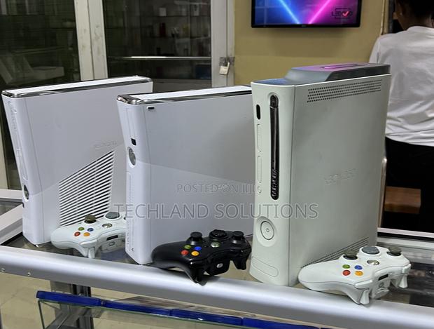 White Chipped Xbox 360 Console - thumbnail 3