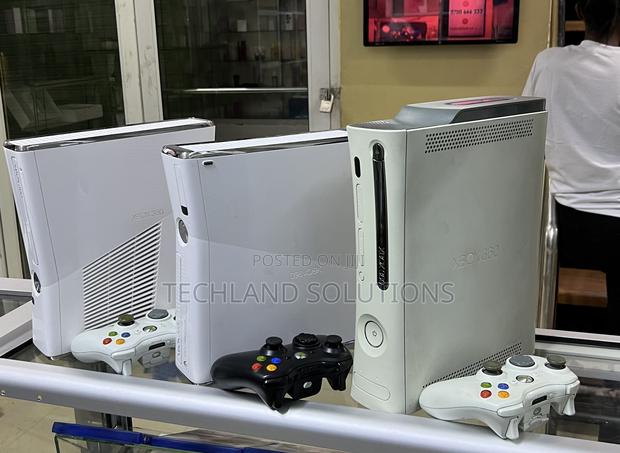 White Chipped Xbox 360 Console - thumbnail 4