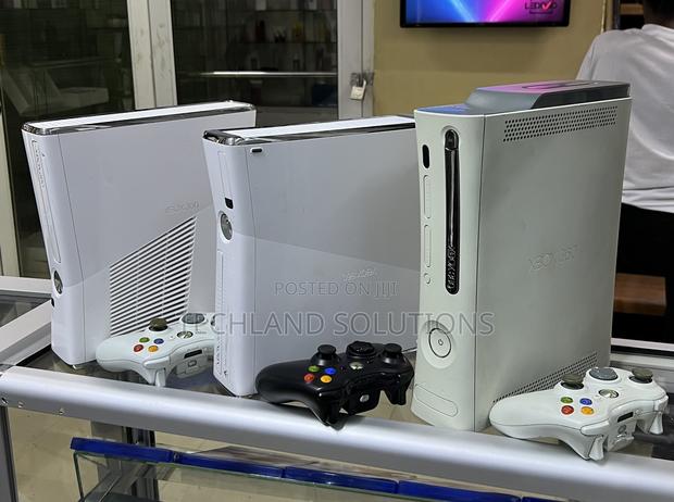 White Chipped Xbox 360 Console - thumbnail 2