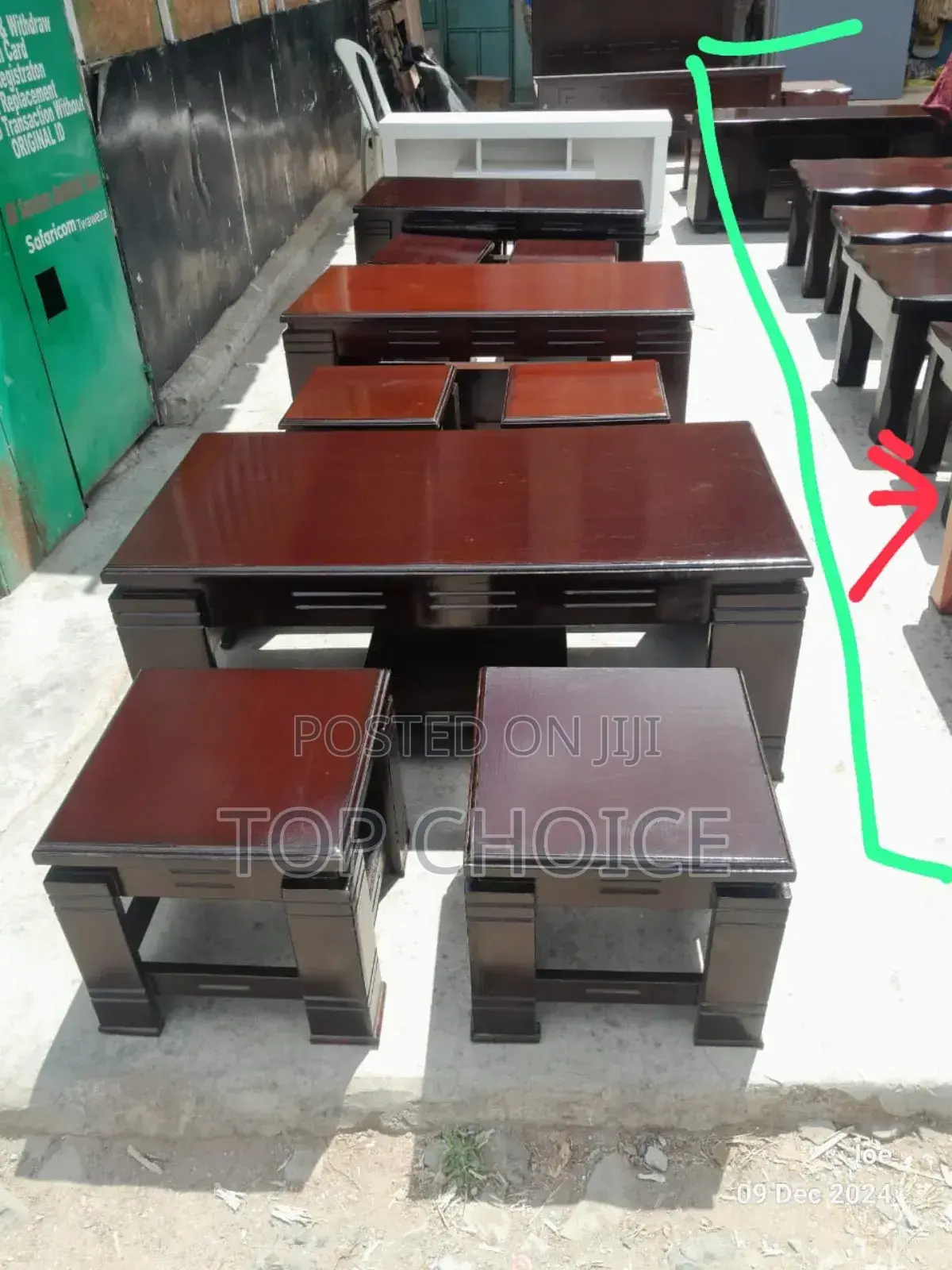 Coffee Table With Two Side-Tools
