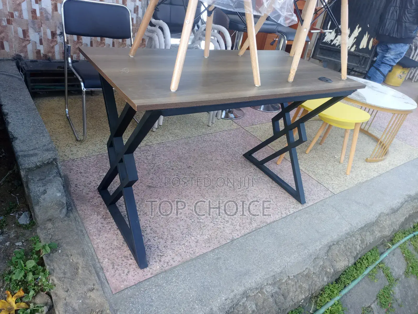 Metallic Stand Computer Table