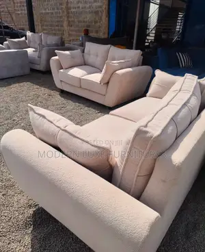 Spacious And Comfy 5 Seater Butterfly Sofa Set