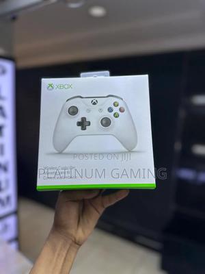 X Box One Controller( White ) - thumbnail 2