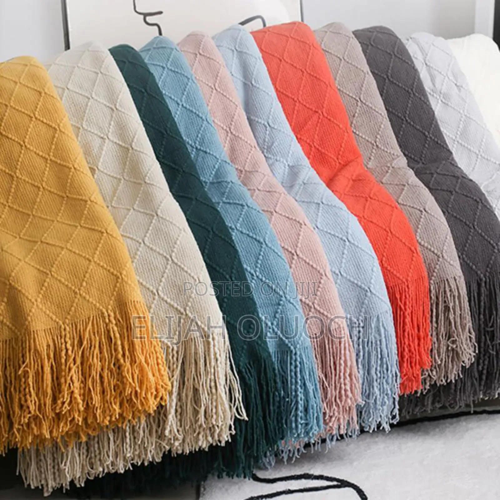 Knitted Throw Blankets Present a Rhombic Patter