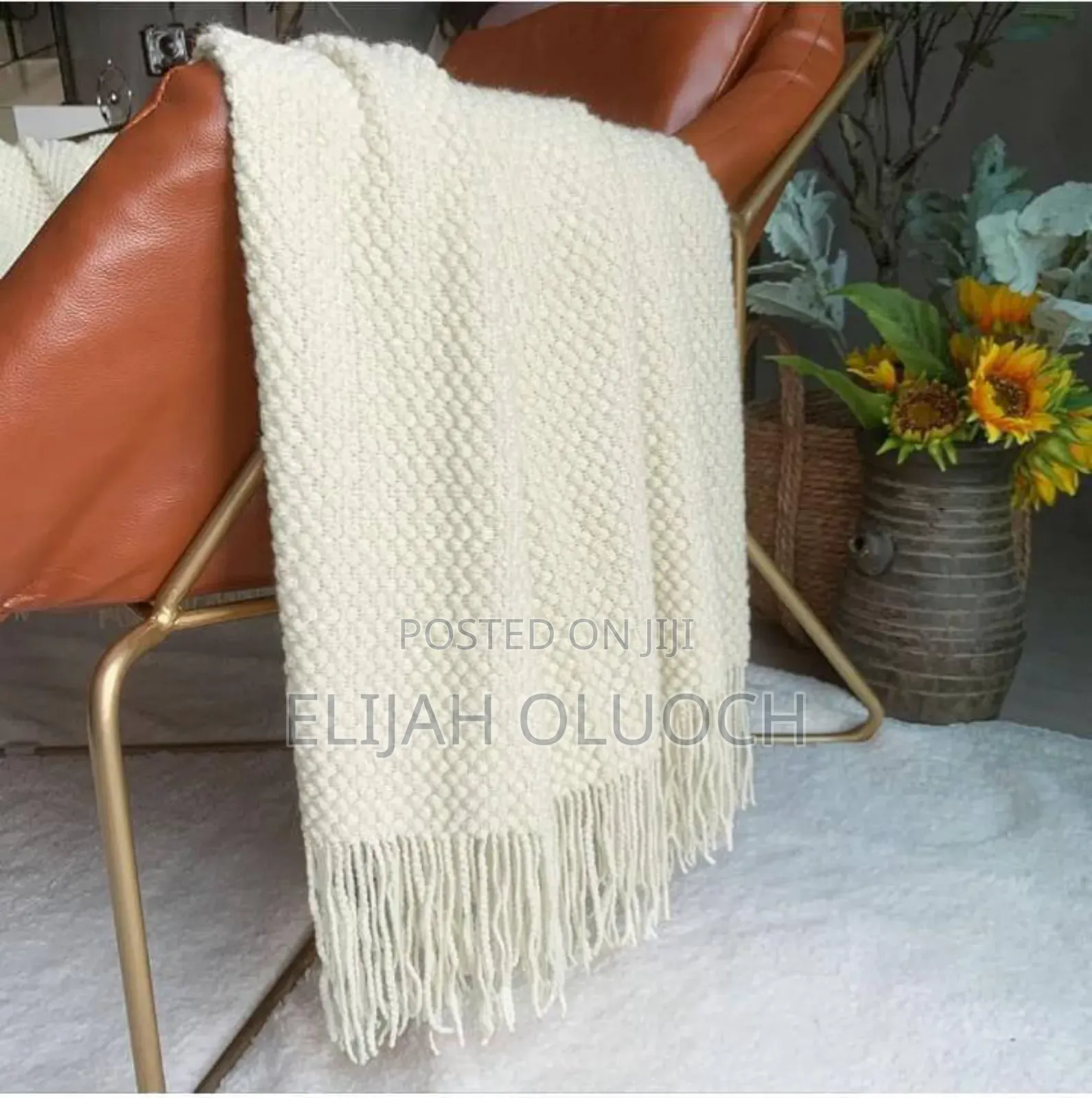 Knitted Throw Blankets Present a Rhombic Patter
