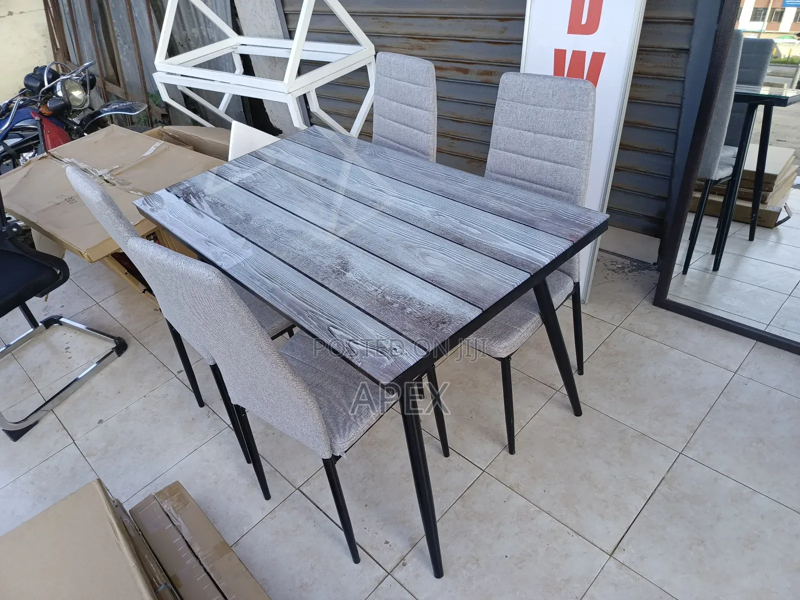 Apexapex Dining Table