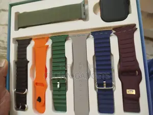 M70 Ultra 2 Wristwatch With 7 Straps