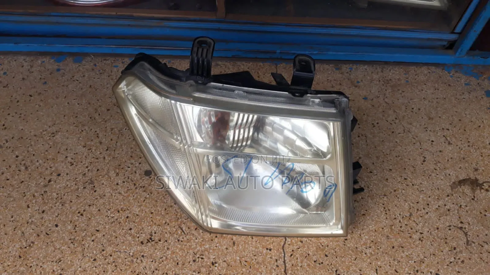 Nissan Navara Pathfinder Headlight