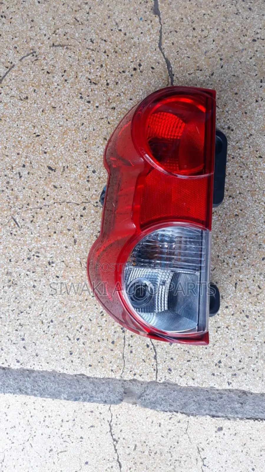 NV 200. Nissan Vanette Taillight