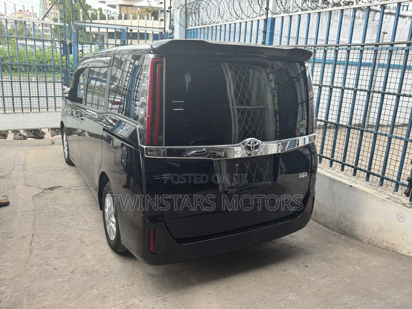 Toyota Noah 1.8 FWD Hybrid (7 seater) 2018 Black