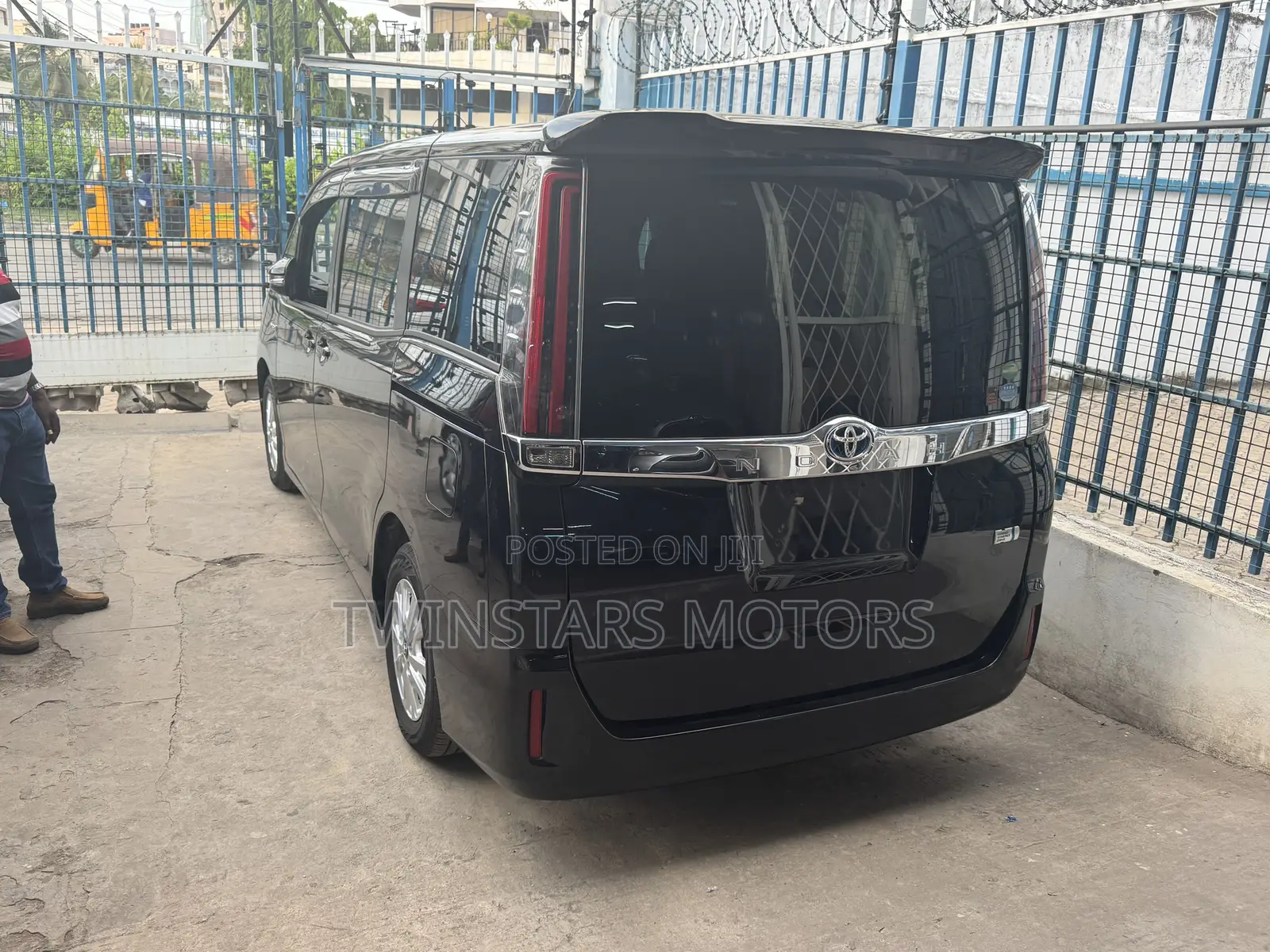 Toyota Noah 1.8 FWD Hybrid (7 seater) 2018 Black