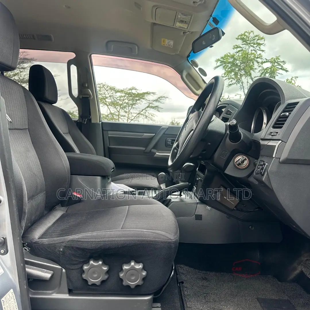 Mitsubishi Pajero 2016 Silver
