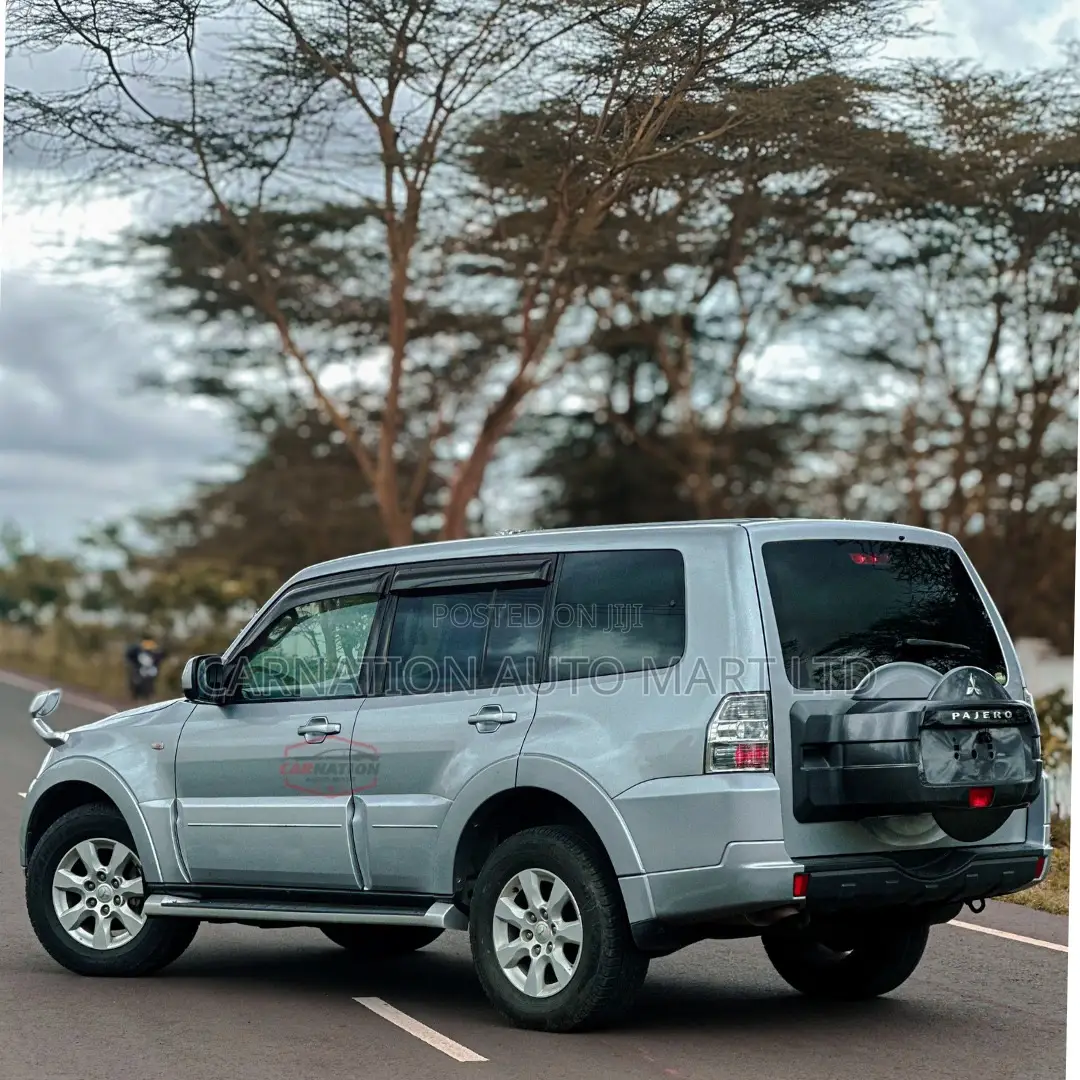 Mitsubishi Pajero 2016 Silver