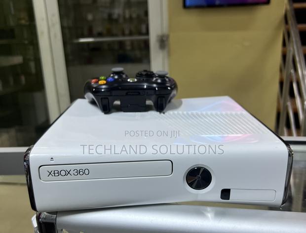 White Xbox 360 Console - thumbnail 3