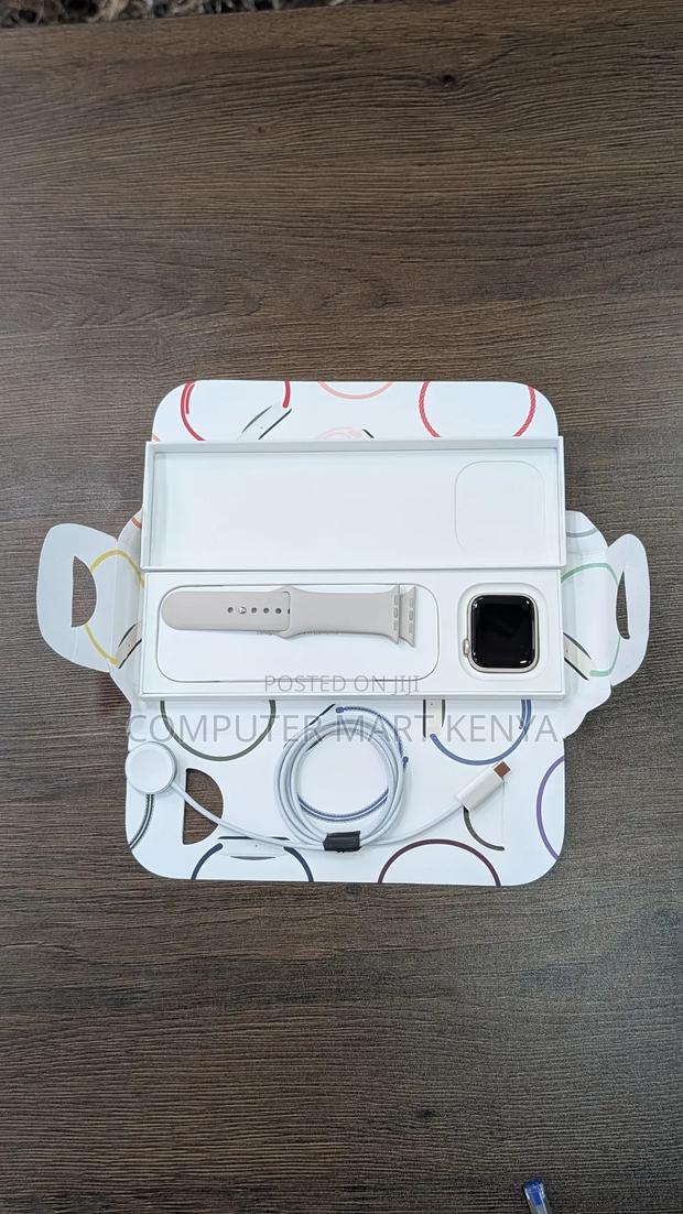 Apple Watch SE 2nd Genation 44MM - main view