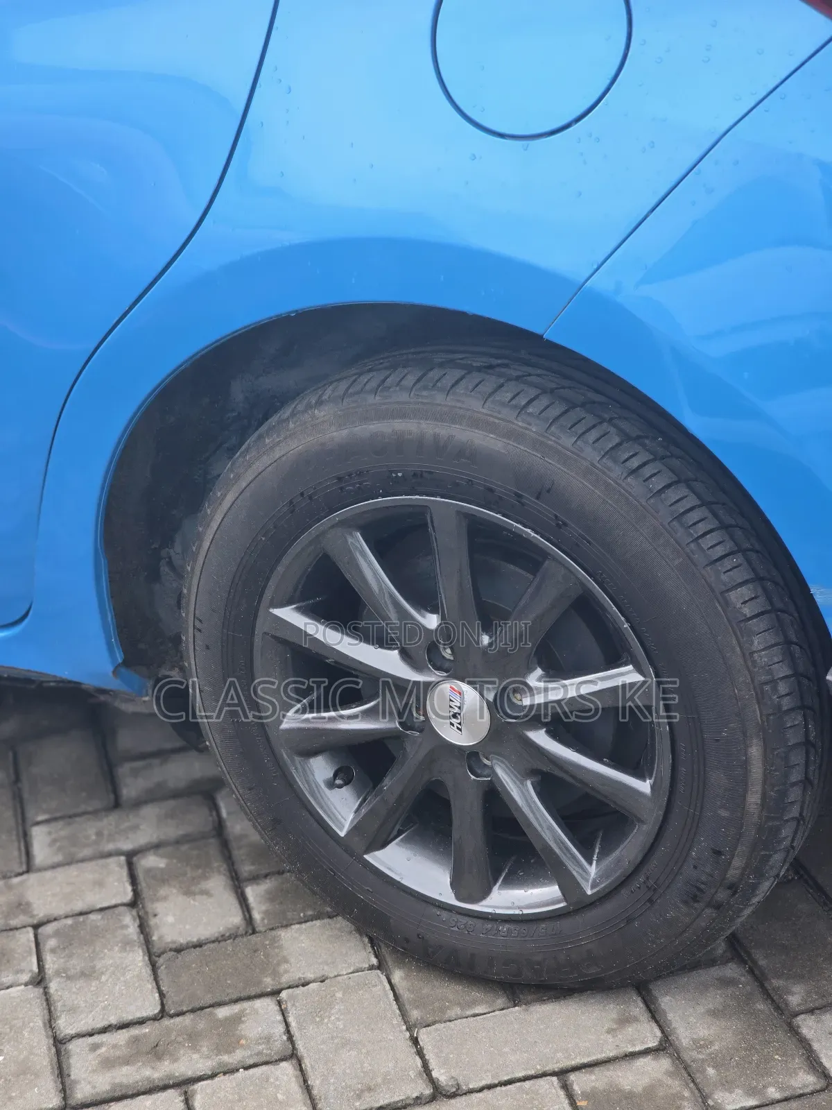 Toyota Vitz 1.5 FWD Hybrid 5dr 2018 Blue
