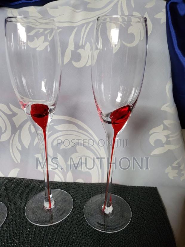 25 Cm Long Champagne Glasses With a Red/Blue Dot