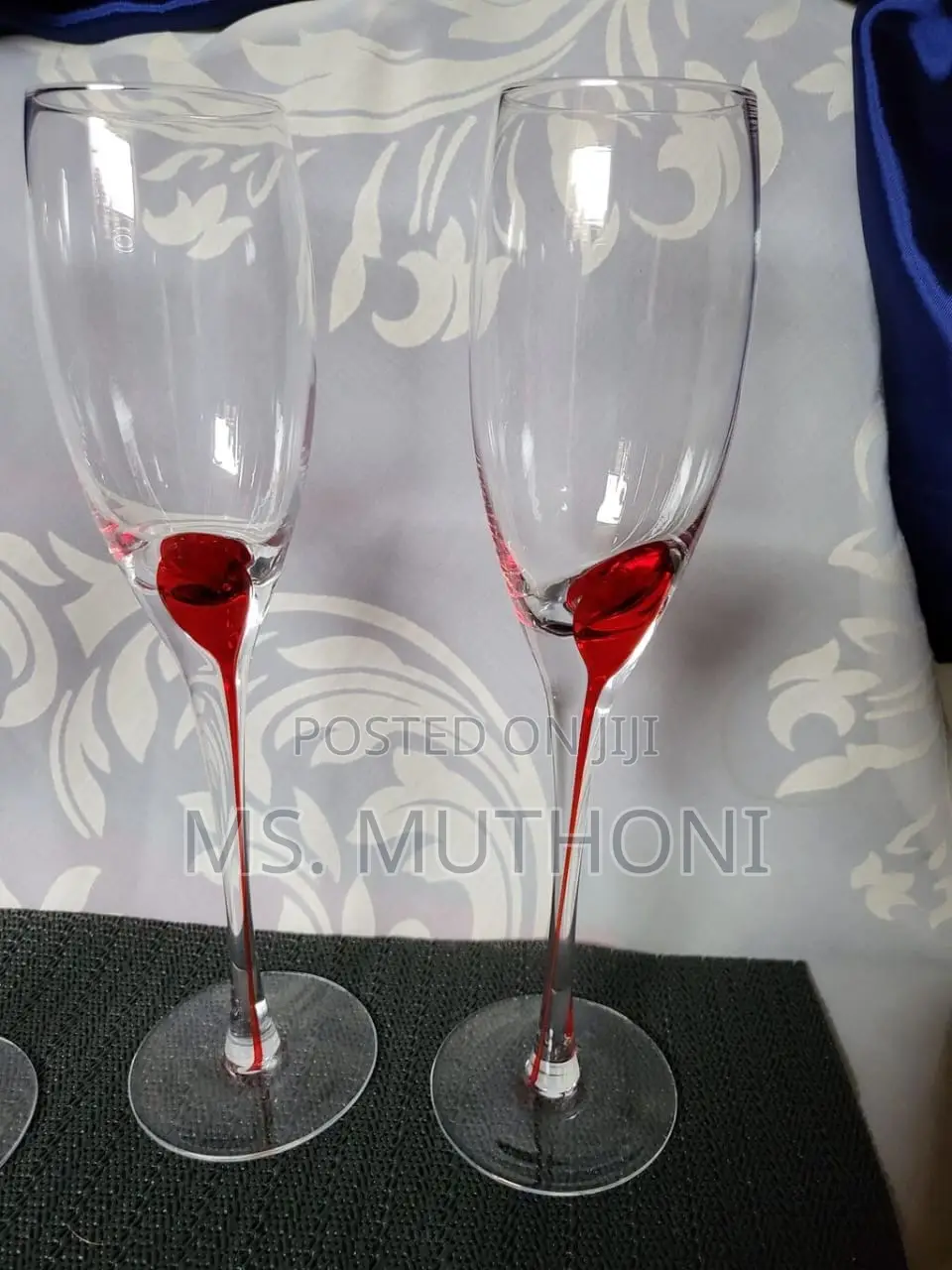 25 Cm Long Champagne Glasses With a Red/Blue Dot