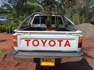 Toyota Hilux 1998 White
