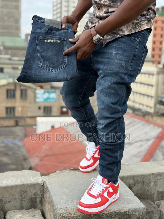 Men Fitting Jeans - thumbnail 3