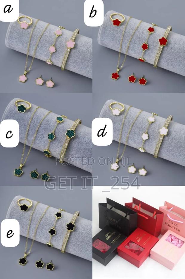 *Trendy Hot Floral Ladies Jewellery Set - main view