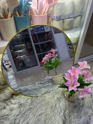 Circular Designed Classy Refined Decorative Mirror