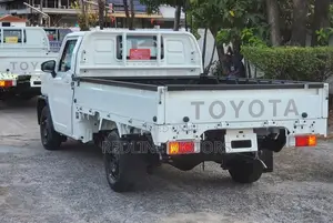 Toyota Hilux 2024 Off white