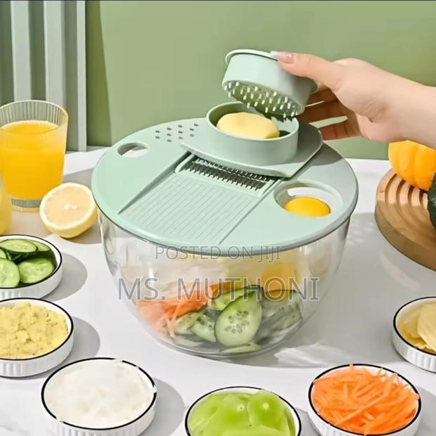 Multi-Functional 8pcs Salad Spinner With Vegetable Chopper - thumbnail 10